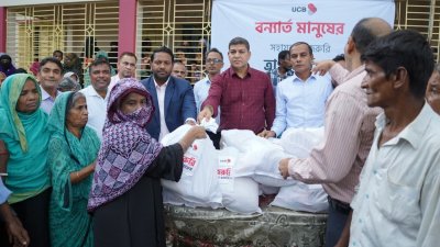বন্যার্তদের পাশে ইউসিবির কর্মীরা