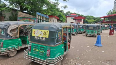 পাম্পে সিএনজি অটোরিকশার দীর্ঘ সারি
