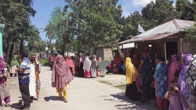 একই দিনে পরিবারের দুই সদস্যকে হারানোর এই হৃদয়বিদারক ঘটনায় কুষ্টিয়ার দৌলতপুর পূর্বপাড়া গ্রামজুড়ে নেমে এসেছে গভীর শোকের ছায়া