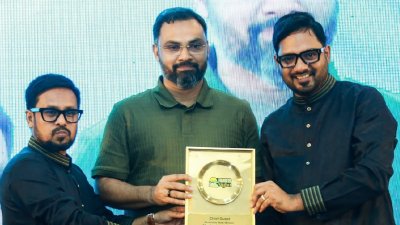 ফাউন্ডারদের হাতে জমির দলিল তুলে দেন ‘সুখের খামার’ অ্যাগ্রো লিমিটেডের চেয়ারম্যান ও ব্যবস্থাপনা পরিচালক