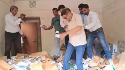 পরিদর্শনে গিয়ে মোরেলগঞ্জ স্বাস্থ্য কমপ্লেক্সের শৌচাগার ও পরিত্যক্ত ভবনে সরকারি ওষুধ পড়ে থাকতে দেখেন মন্ত্রী