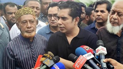 সোমবার বিকালে ভোলা সদর উপজেলার আলীনগর ইউনিয়নের মাদ্রাসা বাজারে খাল খনন কর্মসূচি পরিদর্শনে এসে সাংবাদিকদের সঙ্গে কথা বলেন সংসদ সদস্য ব্যারিস্টার আন্দালিব রহমান পার্থ