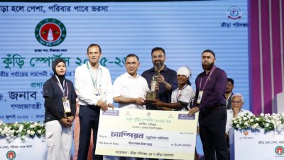 বালিকা বিভাগে চ্যাম্পিয়নের হাতে পুরস্কার তুলে দিচ্ছেন প্রধানমন্ত্রী তারেক রহমান।