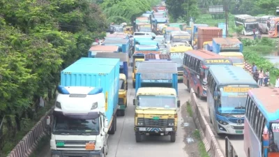 ঢাকা-চট্টগ্রাম মহাসড়কের কুমিল্লায় দীর্ঘ যানজট