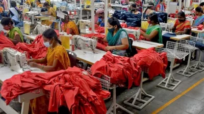 গার্মেন্টস কারখানার কর্মরত শ্রমিকরা (ফাইল ফটো)