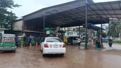 বন্দর নগরী চট্টগ্রামে বাসাবাড়ি থেকে শুরু করে শিল্পকারখানায় স্বাভাবিক হতে শুরু করেছে গ্যাস সরবরাহ, সেইসঙ্গে পেট্রোল পাম্পগুলোতে কমেছে গাড়ির লাইন