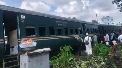 গফরগাঁওয়ে ট্রেনের বগি লাইন চ্যুত হয়ে পড়েছে।