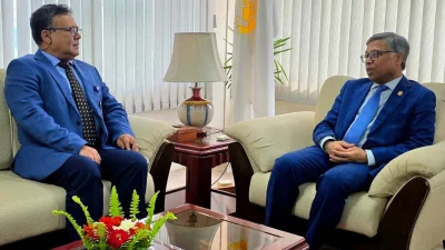 সার্কের মহাসচিব রাষ্ট্রদূত গোলাম সারওয়ারের সঙ্গে সৌজন্য সাক্ষাৎ করেন জাতীয় বিশ্ববিদ্যালয়ের ভাইস-চ্যান্সেলর অধ্যাপক ড. এ এস এম আমানুল্লাহ