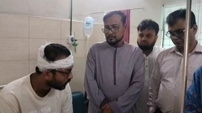 আহত শিক্ষার্থীদের খোঁজখবর নেন উপাচার্য অধ্যাপক ড. মো. রইছ উদ্দীন