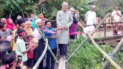 ফিতা কেটে বাঁশের সাঁকো উদ্বোধন করলেন বিএনপি নেতা