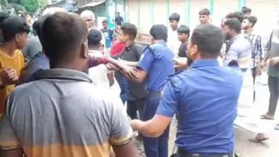 গ্রেফতারের পর সোহেল রানা নামে এক যুবলীগ নেতাকে পুলিশের কাছ থেকে ছিনিয়ে নিয়েছেন তার সমর্থক ও স্থানীয় লোকজন