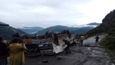 নিয়ন্ত্রণ হারিয়ে বাসটি এভাবে উল্টে যায়