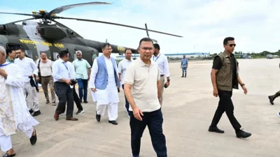 মাতারবাড়িতে প্রধানমন্ত্রী তারেক রহমান ও অন্যান্যরা (ছবি: পিএমও)