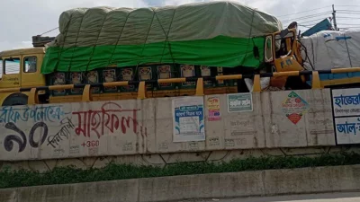 বগুড়ায় দাঁড়িয়ে থাকা ট্রাকে আরেক ট্রাক ধাক্কা দেয়