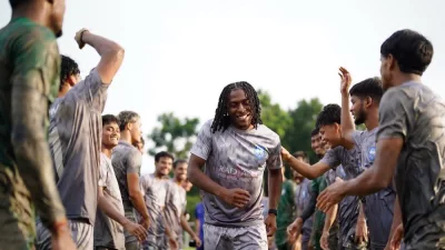 অনুশীলন ক্যাম্পে অ্যাডাম আব্বাসকে স্বাগত জানাচ্ছেন সতীর্থরা।