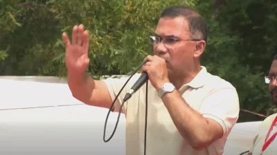 রবিবার দুপুরে চট্টগ্রামের বাঁশখালীর বাহারছড়া এলাকায় ত্রাণ বিতরণ অনুষ্ঠানে বক্তব্য দেন প্রধানমন্ত্রী তারেক রহমান