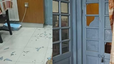 বিচারকের খাস কামরার দরজার কাচ ভাঙচুর করা হয়