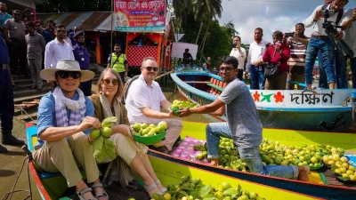 ভিমরুলি ভাসমান বাজারে রাষ্ট্রদূত ক্রিস্টেনসেন