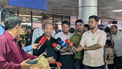টরন্টো থেকে শাহজালাল বিমানবন্দরে আসা এক যাত্রী সাংবাদিকদের সঙ্গে কথা বলছেন।