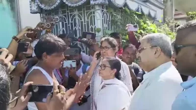 স্থানীয়দের ক্ষোভের মুখে পড়েন মমতা। ছবি: ইন্ডিয়া টুডে