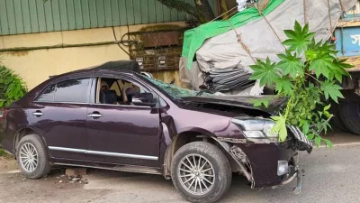রডবোঝাই ট্রাকে প্রাইভেটকারের ধাক্কা (ছবি: বাংলা ট্রিবিউন)