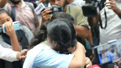 ফল প্রকাশের পর রাজধানীর একটি স্কুলে দুই শিক্ষার্থীর উদযাপন