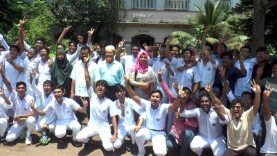 বরিশালে এক শিক্ষা প্রতিষ্ঠানে ফলাফলের পর শিক্ষার্থীদের উচ্ছ্বাস