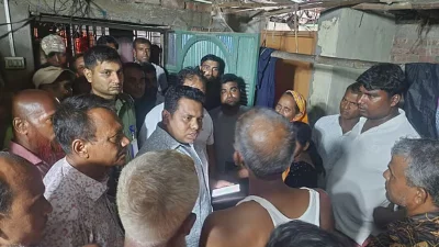 নিহত এক প্রবাসীর বাড়িতে নওগাঁ জেলার আত্রাই উপজেলা নির্বাহী কর্মকর্তা মনিরুজ্জামান