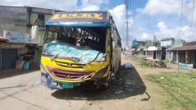 দুর্ঘটনাকবলিত বাস