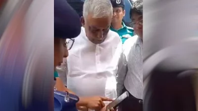 আসাদুজ্জামান খান কামালের কাছে আন্দোলনকারীদের ওপর গুলি চালানোর পরিস্থিতি বর্ণনা করতে দেখা যায়