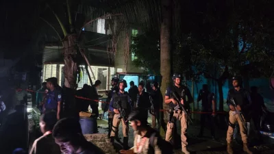 সাভারের হেমায়েতপুরের শ্যামপুর এলাকায় একটি চারতলা ভবন ঘিরে রেখেছে পুলিশের স্পেশাল সিকিউরিটি ইউনিট (এসএসইউ-ডিএমপি) ও থানা পুলিশ
