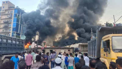 নারায়ণগঞ্জের সিদ্ধিরগঞ্জের একটি কেমিক্যাল কারখানার গোডাউনে আগুন লেগেছে