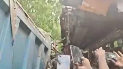 সংঘর্ষে গাড়ি দুটি সড়কের ওপর আছড়ে পড়ে