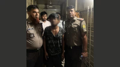পুলিশের হাতে আটককৃত ছিনতাইকারী