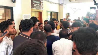 এ সময় ইউএনও কার্যালয়ের দরজায় লাথি, ফুলের টব ভাঙচুর ও সাংবাদিকদের মারধর করে ফোন ছিনিয়ে নিয়ে ঘটনার ধারণ করা ছবি-ভিডিও মুছে ফেলা হয়