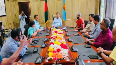ডুরা’র সঙ্গে মতবিনিময় সভায় ডিএসসিসি প্রশাসক। ছবি: বাংলা ট্রিবিউন