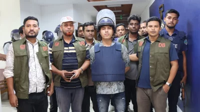 গ্রেফতারের পর পুলিশের হাতে মোবারক হোসেন ইমন প্রকাশ ওরফে ডেভিড ইমন