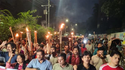 ঢাবিতে গণতান্ত্রিক ছাত্রজোটের মশাল মিছিল