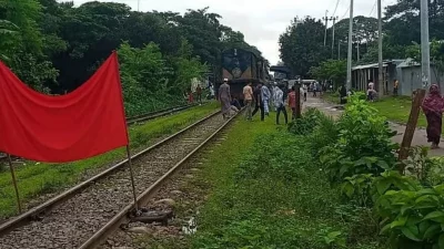 রেললাইনে লাল কাপড় টানিয়ে ট্রেন চলাচল বন্ধ করে দিয়েছেন স্থানীয়রা