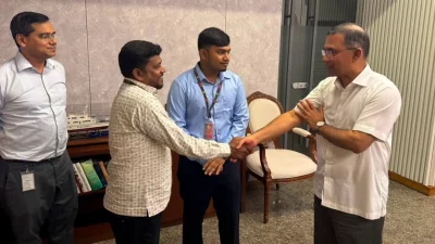প্রধানমন্ত্রী তারেক রহমানের সঙ্গে হ্যান্ডশেক করছেন শিক্ষার্থী মো. নাজমুল হাসান