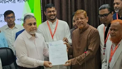 অলি আহমদের মনোনয়নপত্র জমা দেন ১১ দলীয় জোটের নেতারা