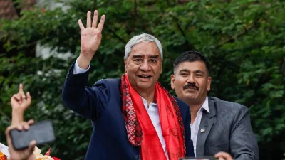 কাঠমান্ডু বিমানবন্দরে শের বাহাদুর দেউবা। ছবি: রয়টার্স