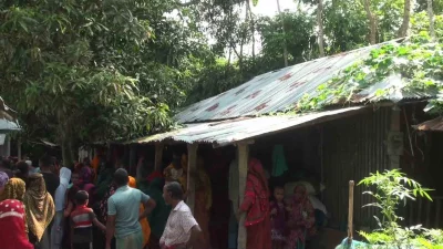 মৃত শিশুর বাড়িতে স্বজনদের ভিড়