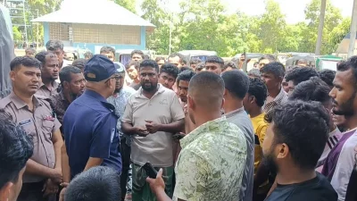 চাঁদপুরে সিএনজিচালিত অটোরিকশাচালকদের সড়ক অবরোধ