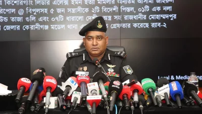 সংবাদ সম্মেলনে র্যাব-২-এর অধিনায়ক অতিরিক্ত ডিআইজি নয়মুল হাসান