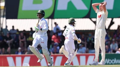 তানজিদ হাসান তামিম ও মুমিনুল হক রান নিতে দৌঁড়াচ্ছেন (ছবি: সংগৃহীত)।
