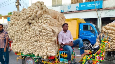 পবার নওহাটা পাটের বাজারে ভ্যানে করে পাট নিয়ে আসা হয়েছে।