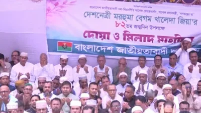 নয়াপল্টনে বিএনপির কেন্দ্রীয় কার্যালয়ের সমানে দোয়া মহফিলে বিএনপি নেতারা