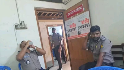 বাংলাদেশ জাসদ কার্যালয়ে পুলিশের অবস্থান