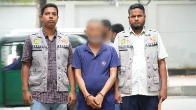 প্রতারক চক্রের সদস্য বাবুল কাজীকে গ্রেফতার করেছে ডিবি পুলিশ